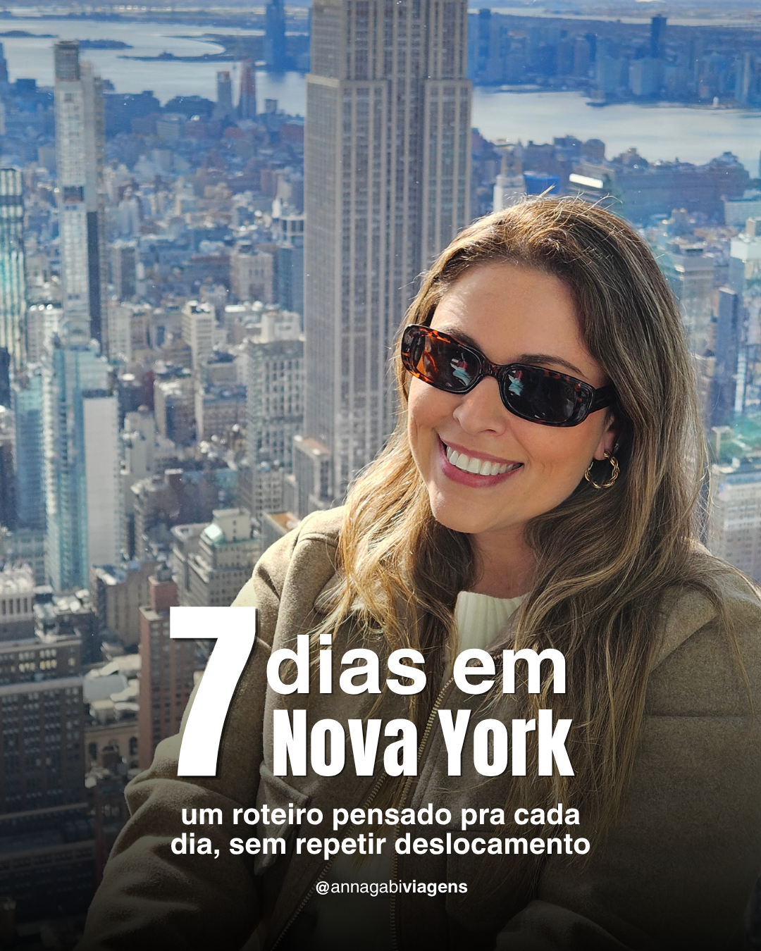 Mulher sorrindo com o skyline de Nova York ao fundo, roupa de viagem casual